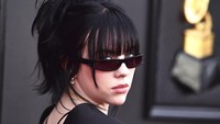 Penampilan Billie Eilish makin nyentrik dengan kaca mata hitam ceper yang dikenakannya. (Foto: Jordan Strauss/Invision/AP/Jordan Strauss)