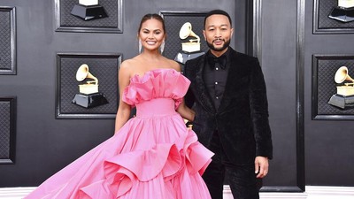Chrissy Teigen Gandeng Pria Terseksi Sejagat ke Grammy 2022