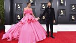 Chrissy Teigen Gandeng Pria Terseksi Sejagat ke Grammy 2022
