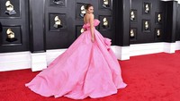 Gaun pink dengan renda yang dikenakannya merupakan rancangan Nicole + Felicia Couture. (Foto: Jordan Strauss/Invision/AP/Jordan Strauss) 