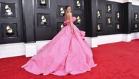 Chrissy Teigen tampil dalam busana pink yang megah. (Foto: Jordan Strauss/Invision/AP/Jordan Strauss) 