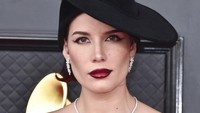 Sebagian gaunnya berwarna senada dengan ujung rambut dan lipstick yang dikenakan Halsey. (Foto: Jordan Strauss/Invision/AP/Jordan Strauss) 