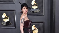 Halsey terlihat mengenakan busana bernuansa burgundy dan hitam. (Foto: Jordan Strauss/Invision/AP/Jordan Strauss) 