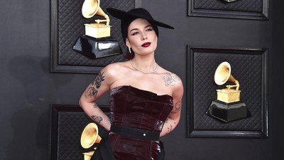 Halsey Ekspos Tubuh Bertato