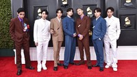 BTS tampil dalam setelan jas dari Louis Vuitton. (Foto: Jordan Strauss/Invision/AP/Jordan Strauss)  