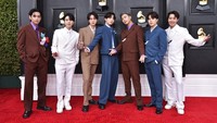 Dua member BTS, J-Hope dan Jungkook, sempat dinyatakan positif COVID-19 sebelum hadir di Grammy 2022. Kini keduanya sudah pulih total. (Foto: Jordan Strauss/Invision/AP/Jordan Strauss)  