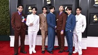 V dan RM, Jimin dan Jungkook, serta J-Hope dan Suga menggunakan warna senada. Jin tampil beda sendiri. (Foto: Jordan Strauss/Invision/AP/Jordan Strauss)  