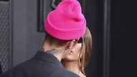 Tiba di MGM Grand Garden Arena, Justin Bieber tampak mencium sang istri, Hailey Bieber, di karpet merah. (Foto: Jordan Strauss/Invision/AP/Jordan Strauss)