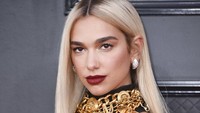 Dua Lipa mengenakan gaun dari Vercase. (Foto: Jordan Strauss/Invision/AP/Jordan Strauss) 