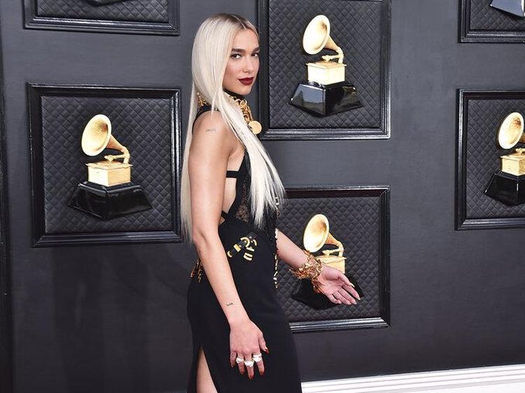 Potret Kekar dan Bugar Dua Lipa