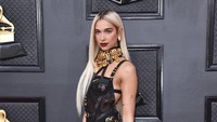 Aksesori bernuansa emas yang dikenakannya tampak mencolok dipadu gaun hitam tersebut. (Foto: Jordan Strauss/Invision/AP/Jordan Strauss) 