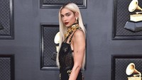 Lekukan tubuh Dua Lipa tampak tegas. Sang solois juga terlihat kekar dan bugar. (Foto: Jordan Strauss/Invision/AP/Jordan Strauss) 