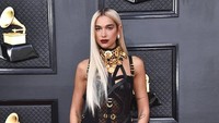 Rambut panjang dan pirang Dua Lipa terlihat serasi dengan busana serta aksesori yang dikenakannya. (Foto: Jordan Strauss/Invision/AP/Jordan Strauss) 