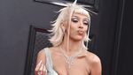 Doja Cat Gemerlap di Karpet Merah Grammy 2022