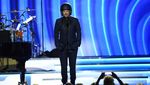 Nate Bargatze Pakai Helm di Grammy 2022, Sindir Will Smith Tampar Chris Rock