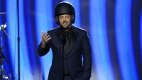 Di panggung Grammy 2022, Nate Bargatze menyindir tamparan Will Smith ke Chris Rock di Oscar 2022. (Foto: Chris Pizzello/Invision/AP/Chris Pizzello)