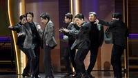 Potret penampilan BTS di panggung Grammy Awards 2022 pada Minggu (3/4/2022). (Foto: Chris Pizzello/Invision/AP/Chris Pizzello)  