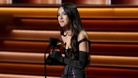 Terima kasih, ini adalah mimpi terbesarku yang menjadi nyata. Terima kasih semua, terima kasih kepada kedua orangtuaku dan sahabat-sahabatku, ujar Olivia Rodrigo dalam pidatonya. (Foto: Chris Pizzello/Invision/AP/Chris Pizzello) 