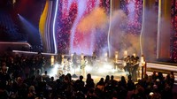 Panggung Silk Sonic yang megah di Grammy 2022. (Foto: Chris Pizzello/Invision/AP/Chris Pizzello) 