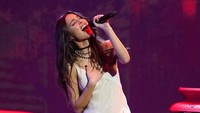 Dia membawakan lagu Drivers Lisence yang membuat suasana jadi mellow. (Foto: Chris Pizzello/Invision/AP/Chris Pizzello)