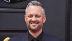 Nate Bargatze Pakai Helm di Grammy 2022, Sindir Will Smith Tampar Chris Rock