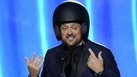 Mereka bilang sekarang komedian harus pakai ini (helm) di acara penghargaan selama bagian komedi, candanya. (Foto: Chris Pizzello/Invision/AP/Chris Pizzello)
