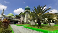 Masjid ini pun memiliki kubah berbentuk gasing terbalik. Masjid Agung An-Nur juga dikenal dengan sebutan Taj Mahalnya Indonesia lho.