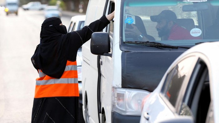 A Saudi volunteer distributes Iftar meals, for people to break their fasts, during the holy month of Ramadan, in Riyadh, Saudi Arabia, April 3, 2022. Picture taken April 3, 2022. REUTERS/Ahmed Yosri