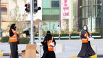 Aksi Relawan Wanita Bagikan Takjil di Arab Saudi