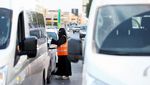 Aksi Relawan Wanita Bagikan Takjil di Arab Saudi