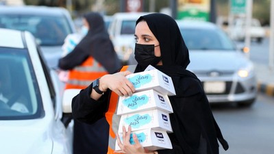 Aksi Relawan Wanita Bagikan Takjil di Arab Saudi