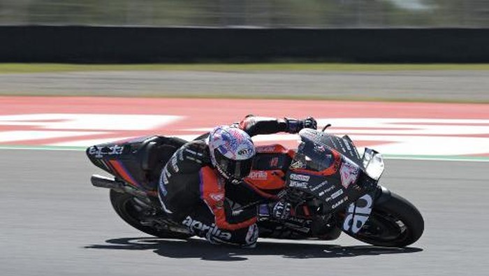 Aprilia Racing Team Gresini Spanish rider Aleix Espargaro takes part in the free practice 1 of the Argentina Grand Prix MotoGP at the Termas de Rio Hondo circuit, in Termas de Rio Hondo, in the Argentine northern province of Santiago del Estero, on April 2, 2022. (Photo by JUAN MABROMATA / AFP)