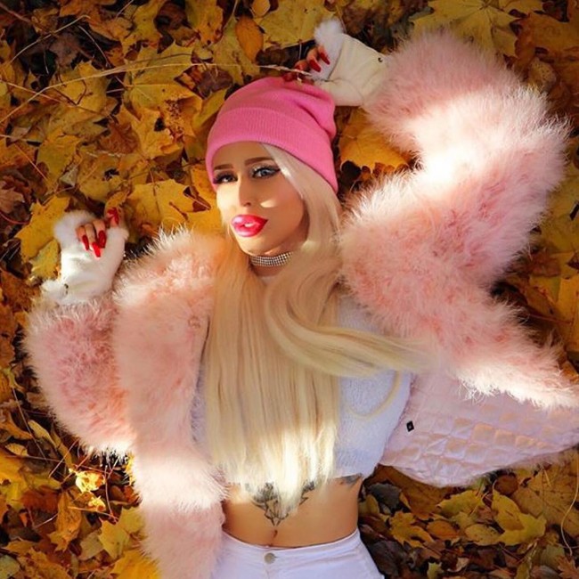 Alicia Amira terobsesi tampil seperti Barbie. Bukan hanya pakai baju serba pink, berambut pirang, dan bertubuh langsing, ia ingin jadi versi bimbo (wanita cantik dan seksi tapi tidak pintar). Foto: Instagram @alicia_amirax