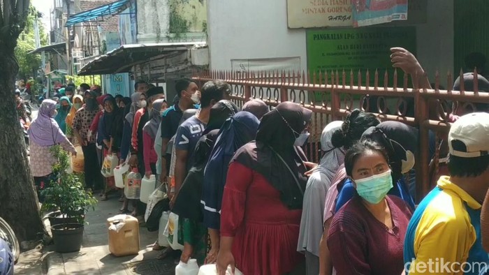 Antrean panjang minyak goreng curah di Kota Pasuruan.