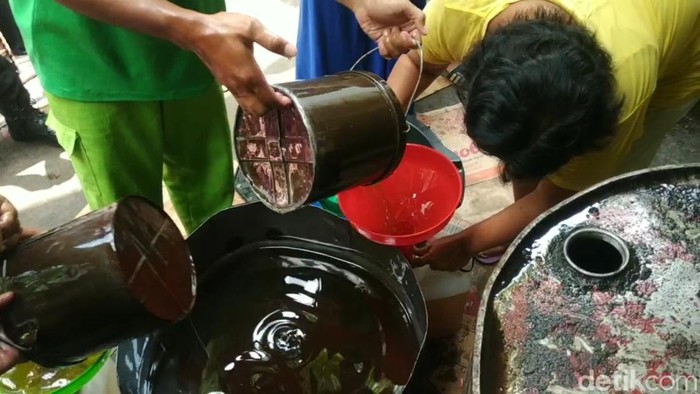 Antrean panjang minyak goreng curah di Kota Pasuruan.