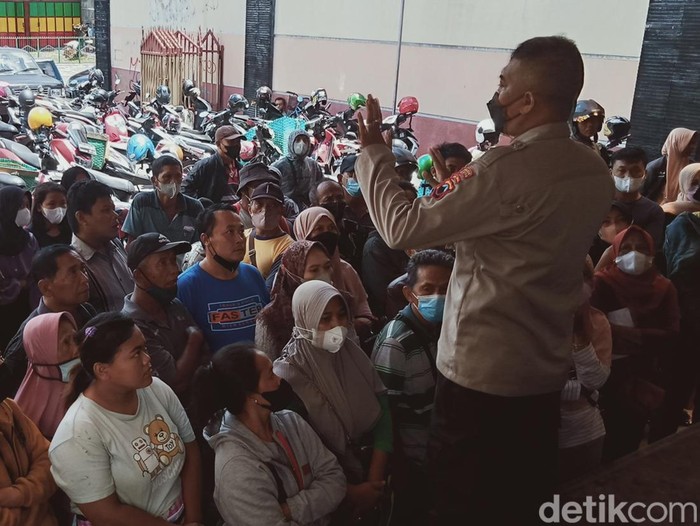 Antrean pembeli minyak goreng curah di sebuah toko, Jalan Diponegoro, Klaten, Senin (4/4/2022).