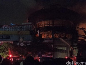 12 Jam Diamuk Api, Lantai 1 Sampai 4 Suzuya Mall Banda Aceh Hangus