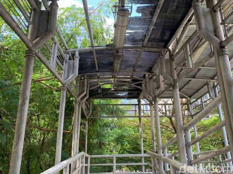 Atap JPO Dukuh Atas 1 di Jl Jenderal Sudirman, masih jebol, 4 April 2022. (Mulia Budi/detikcom)