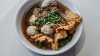 Bakso Pak Dukut di kawasan Klojen, Malang juga patut dicicipi. Kuah kaldunya bening, gurih dan pas saat dinikmati dengan bakso, siomay dan tahu. Foto: iStock