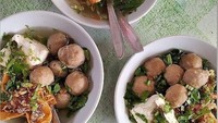 Cukup dengan Rp 10.000 kamu sudah bisa menikmati seporsi bakso Malang di warung Bakso Prima Malang. Baksonya juga dilengkapi dengan usus ayam. Foto: Instagram @bakso.prima_malang