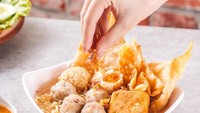 Bakso Mujos di Malang juga terkenal legendaris. Warung sejak 1990 ii menawarkan bakso Malang dengan isian siomay, tahu goreng, tahu putih dan mie. Foto: Instagram @mulbaksomalang