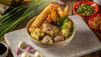 Bakso Malang di warung Bakso Kota Cak Man juga membanderol Rp 2.000 untuk setiap isiannya. Ada bakso halus dan kasar yang ukurannya jumbo. Foto: Instagram @baksokotacakman_malang
