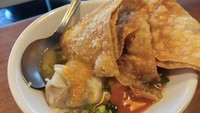Di daerah Batu, Malang kamu akan menemukan warung Bakso Pemuda. Setiap isian bakso Malang di sini dibanderol seharga Rp 2.000. Foto: iStock