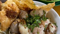 Di belakang Mall Grand Indonesia, ada warung Bakso Malang Gangsar. Racikan bakso Malangnya viral sakit lezatnya dan disajikan porsi lengkap. Seporsi cuma Rp 16.000. Foto: detikcom