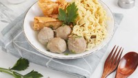 Pecinta bakwan Malang pasti sudah tak asing lagi dengan Bakso Malang Nonik di kawasan Pesanggrahan. Dengan Rp 14.000 kamu sudah bisa dapatkan seporsi bakso Malang yang gurih hangat. Foto: Instagram @baksomalangnonik