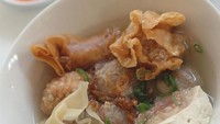 Di kawasan Kelapa Gading kamu akan menemukan warung Bakso Malang Cak Uban. Seporsinya dilengkapi 3-7 isian, tapi kamu bisa sesuaikan dengan selera. Foto: Instagram @cak.uban