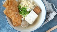 Dengan merogoh kocek senilai Rp 18.000, kamu sudah bisa kenyang dengan seporsi bakso Malang di Bakso Malang Tanjung Duren 18. Isiannya lengkap dan kuahnya gurih. Foto: Instagram @baksomalangtanjungduren18