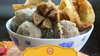 Kalau di Malang populer juga dengan warung Bakso Kidul Pasar. Warung bakso Malang ini terkenal legendaris karena sudah ada sejak tahun 1965. Foto: Instagram @baksosolo_kidulpasar