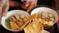 Kalau ke Malang jangan lewatkan mampir di warung Bakwan Malang 99. Seporsinya dilengkapi dengan bakso, siomay, tahu dan pangsit berukuran besar. Foto: Instagram @bakwanmalang99