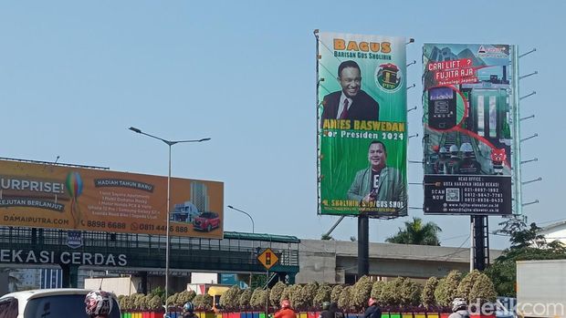 Baliho dan spanduk Anies Baswedan for Presiden 2024 yang ditebar elite PPP Bekasi (Fakhri F/detikcom).